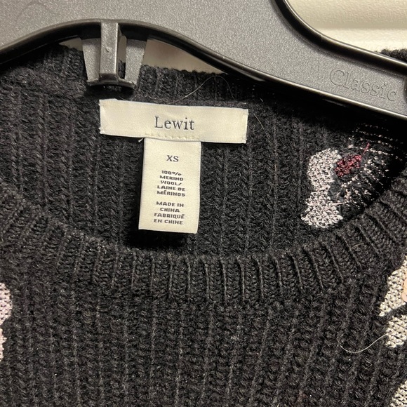 Lewit puff sleeve flower pattern beaded sweater. - Picture 3 of 3